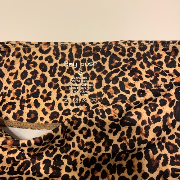 Ray pose Leopard print workout shorts - Picture 3 of 3